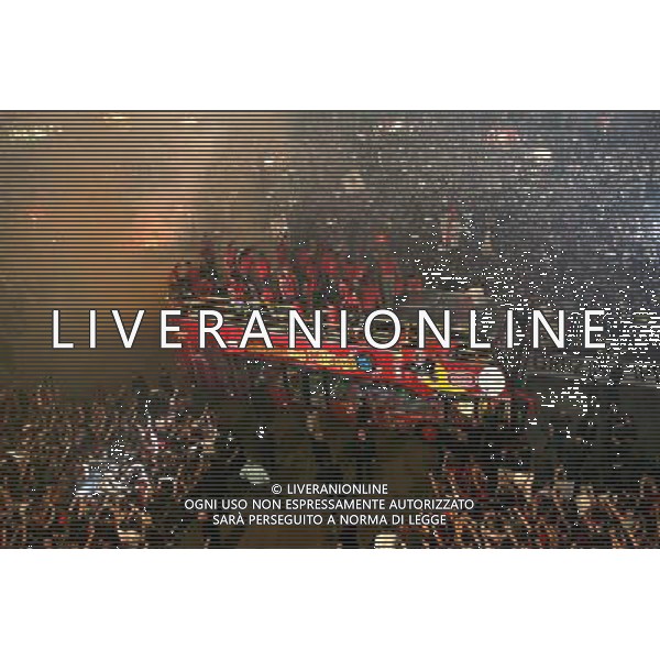 MILANO 24/5/2007 PIAZZA DUOMO FESTA DEL MILAN PER LA VITTORIA IN CHAMPIONS LEAGUE NELLA FOTO L\' AUTOBUS ARRIVA IN UNA PIAZZA DUOMO GREMITA DI TIFOSI FOTO ROMANO-FRANKY/AG ALDO LIVERANI