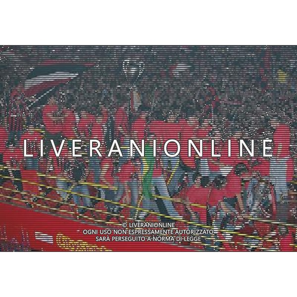 MILANO 24/5/2007 PIAZZA DUOMO FESTA DEL MILAN PER LA VITTORIA IN CHAMPIONS LEAGUE NELLA FOTO L\' AUTOBUS ARRIVA IN UNA PIAZZA DUOMO GREMITA DI TIFOSI FOTO ROMANO-FRANKY/AG ALDO LIVERANI