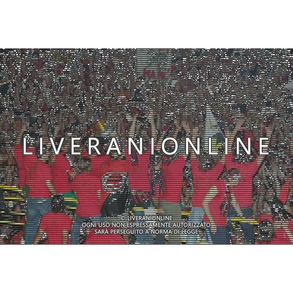 MILANO 24/5/2007 PIAZZA DUOMO FESTA DEL MILAN PER LA VITTORIA IN CHAMPIONS LEAGUE NELLA FOTO L\' AUTOBUS ARRIVA IN UNA PIAZZA DUOMO GREMITA DI TIFOSI FOTO ROMANO-FRANKY/AG ALDO LIVERANI