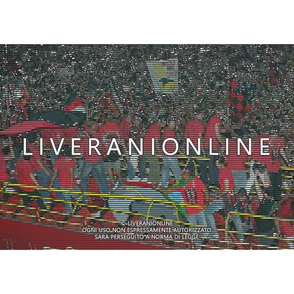 MILANO 24/5/2007 PIAZZA DUOMO FESTA DEL MILAN PER LA VITTORIA IN CHAMPIONS LEAGUE NELLA FOTO L\' AUTOBUS ARRIVA IN UNA PIAZZA DUOMO GREMITA DI TIFOSI FOTO ROMANO-FRANKY/AG ALDO LIVERANI