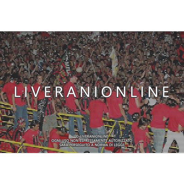 MILANO 24/5/2007 PIAZZA DUOMO FESTA DEL MILAN PER LA VITTORIA IN CHAMPIONS LEAGUE NELLA FOTO L\' AUTOBUS ARRIVA IN UNA PIAZZA DUOMO GREMITA DI TIFOSI FOTO ROMANO-FRANKY/AG ALDO LIVERANI