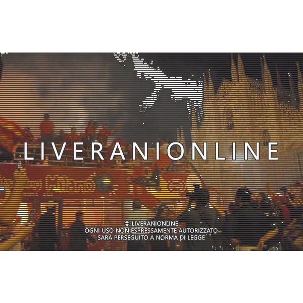 MILANO 24/5/2007 PIAZZA DUOMO FESTA DEL MILAN PER LA VITTORIA IN CHAMPIONS LEAGUE NELLA FOTO L\' AUTOBUS ARRIVA IN UNA PIAZZA DUOMO GREMITA DI TIFOSI FOTO ROMANO-FRANKY/AG ALDO LIVERANI