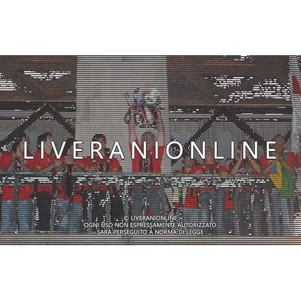 MILANO 24/5/2007 PIAZZA DUOMO FESTA DEL MILAN PER LA VITTORIA IN CHAMPIONS LEAGUE NELLA FOTO CARLO ANCELOTTI SOLLEVA LA COPPA AL CIELO FOTO ROMANO-FRANKY/AG ALDO LIVERANI