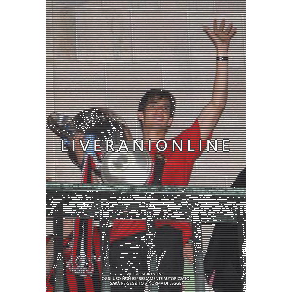 MILANO 24/5/2007 PIAZZA DUOMO FESTA DEL MILAN PER LA VITTORIA IN CHAMPIONS LEAGUE NELLA FOTO KAKA\' CON LA COPPA DEI CAMPIONI FOTO ROMANO-FRANKY/AG ALDO LIVERANI