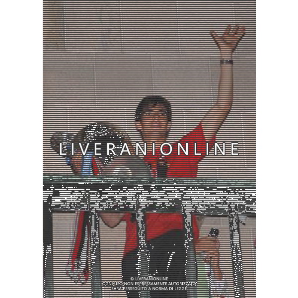 MILANO 24/5/2007 PIAZZA DUOMO FESTA DEL MILAN PER LA VITTORIA IN CHAMPIONS LEAGUE NELLA FOTO KAKA\' CON LA COPPA DEI CAMPIONI FOTO ROMANO-FRANKY/AG ALDO LIVERANI