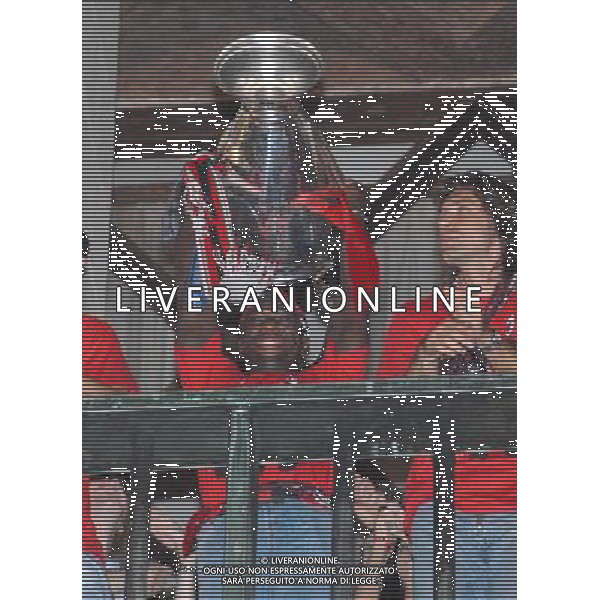 MILANO 24/5/2007 PIAZZA DUOMO FESTA DEL MILAN PER LA VITTORIA IN CHAMPIONS LEAGUE NELLA FOTO CLARANCE SEEDORF SOLLEVA LA COPPA FOTO ROMANO-FRANKY/AG ALDO LIVERANI