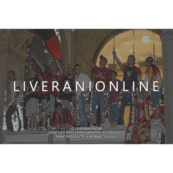 MILANO 24/5/2007 PIAZZA DUOMO FESTA DEL MILAN PER LA VITTORIA IN CHAMPIONS LEAGUE NELLA FOTO UN GRUPPO DI TIFOSI FOTO ROMANO-FRANKY/AG ALDO LIVERANI