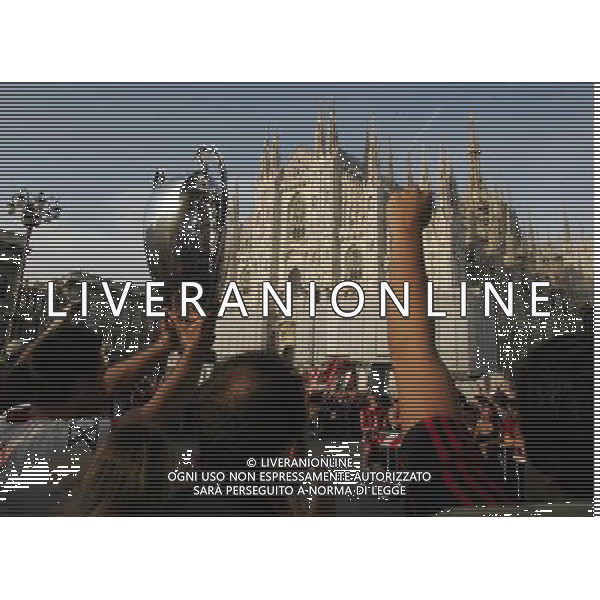 MILANO 24/5/2007 PIAZZA DUOMO FESTA DEL MILAN PER LA VITTORIA IN CHAMPIONS LEAGUE NELLA FOTO I TIFOSI IN PIAZZA DUOMO FOTO ROMANO-FRANKY/AG ALDO LIVERANI