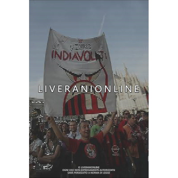 MILANO 24/5/2007 PIAZZA DUOMO FESTA DEL MILAN PER LA VITTORIA IN CHAMPIONS LEAGUE NELLA FOTO I TIFOSI IN PIAZZA DUOMO FOTO ROMANO-FRANKY/AG ALDO LIVERANI