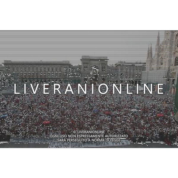 MILANO 24/5/2007 PIAZZA DUOMO FESTA DEL MILAN PER LA VITTORIA IN CHAMPIONS LEAGUE NELLA FOTO I TIFOSI IN PIAZZA DUOMO FOTO ROMANO-FRANKY/AG ALDO LIVERANI