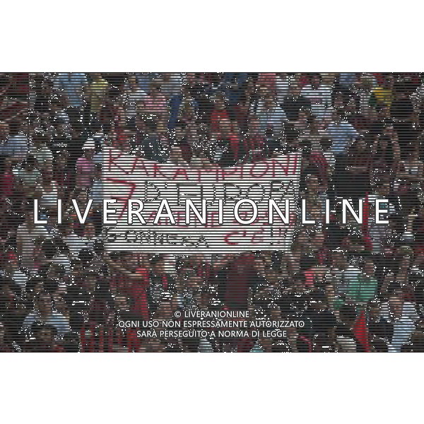 MILANO 24/5/2007 PIAZZA DUOMO FESTA DEL MILAN PER LA VITTORIA IN CHAMPIONS LEAGUE NELLA FOTO I TIFOSI IN PIAZZA DUOMO FOTO ROMANO-FRANKY/AG ALDO LIVERANI