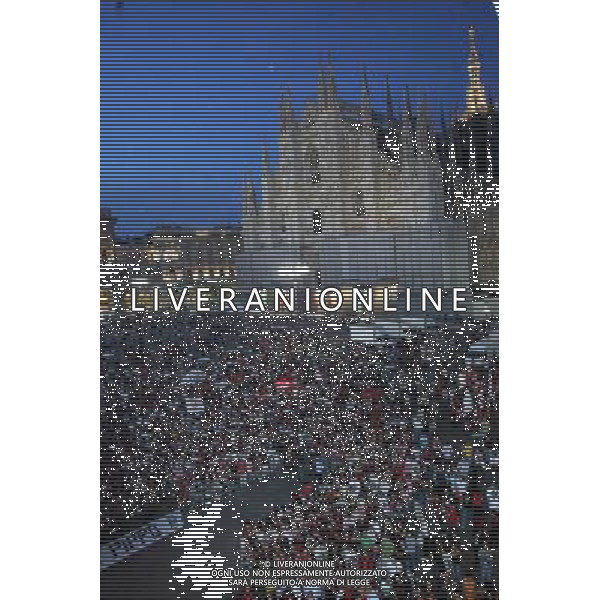 MILANO 24/5/2007 PIAZZA DUOMO FESTA DEL MILAN PER LA VITTORIA IN CHAMPIONS LEAGUE NELLA FOTO I TIFOSI IN PIAZZA DUOMO FOTO ROMANO-FRANKY/AG ALDO LIVERANI