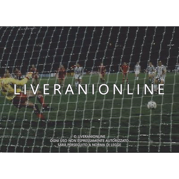 Juventus - Liverpool finale Champions League Stadio Heysel di Bruxelles 29/05/1985 nella foto il gol su rigore di Michel Platini ph archivio agenzia aldo liverani