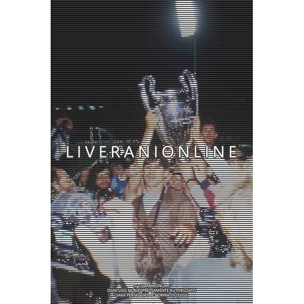 Juventus - Liverpool finale Champions League Stadio Heysel di Bruxelles 29/05/1985 nella foto esultanza festeggiamenti a fine gara con la Coppa ph archivio agenzia aldo liverani