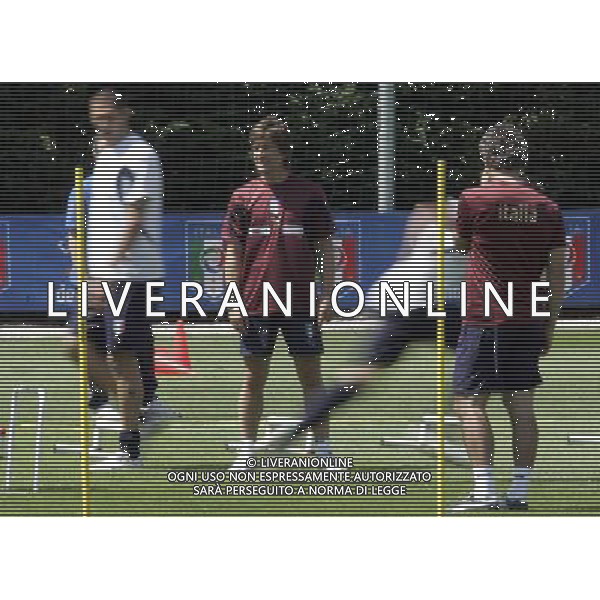 Allenamento della Nazionale Italiana a Coverciano 30/05/2007 nella foto roberto Donadoni osserva i suoi giocatori durante l\' allenamento di oggi ph bucco/Ag. Aldo liverani