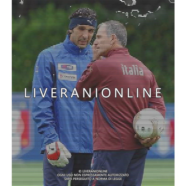 Raduno e Allenamento della Nazionale Italiana a Coverciano-29.05.2007 Nella Foto: Gianluigi Buffon parla con l\'allenatore dei portieri Ivano Bordon Ag. Aldo Liverani