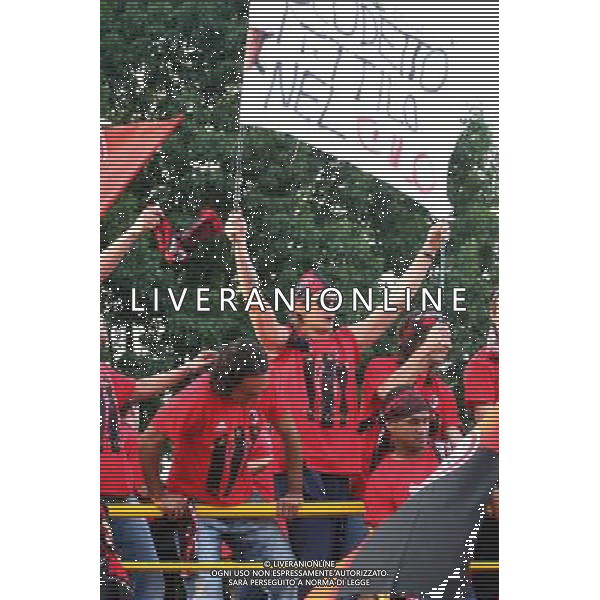 Festeggiamenti dei giocatori del Milan Campione d\'Europa per la vittoria della Champions League Milano 24/05/2007 nella foto Massimo Ambrosini con lo striscione offensivo nei confronti dello scudetto vinto dall\'inter ph agenzia aldo liverani