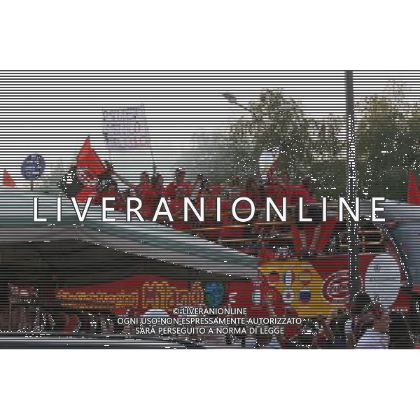 Festeggiamenti dei giocatori del Milan Campione d\'Europa per la vittoria della Champions League Milano 24/05/2007 nella foto Massimo Ambrosini con lo striscione offensivo nei confronti dello scudetto vinto dall\'inter ph agenzia aldo liverani