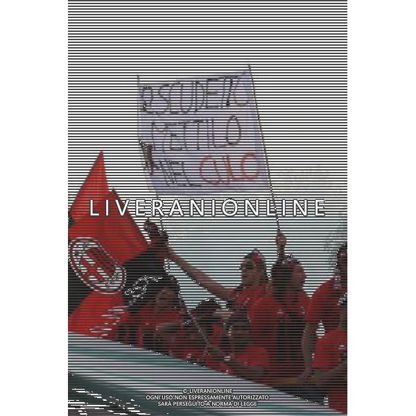 Festeggiamenti dei giocatori del Milan Campione d\'Europa per la vittoria della Champions League Milano 24/05/2007 nella foto Massimo Ambrosini con lo striscione offensivo nei confronti dello scudetto vinto dall\'inter ph agenzia aldo liverani