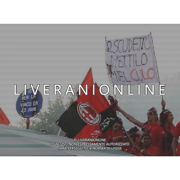Festeggiamenti dei giocatori del Milan Campione d\'Europa per la vittoria della Champions League Milano 24/05/2007 nella foto Massimo Ambrosini con lo striscione offensivo nei confronti dello scudetto vinto dall\'inter ph agenzia aldo liverani
