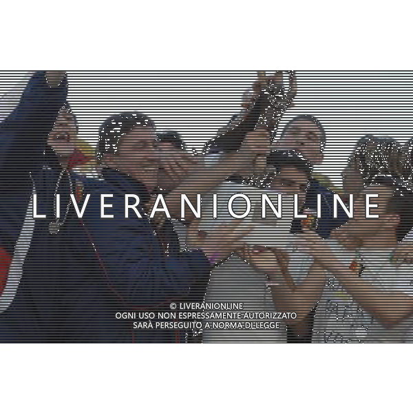 59¡ Torneo \'Coppa Carnevale\' di Viareggio 19.02.2007 - Viareggio Nella Foto:Ph.Vitez/Torrente Vincenzo(Genoa) con la coppa Ph Agenzia Aldo Liverani