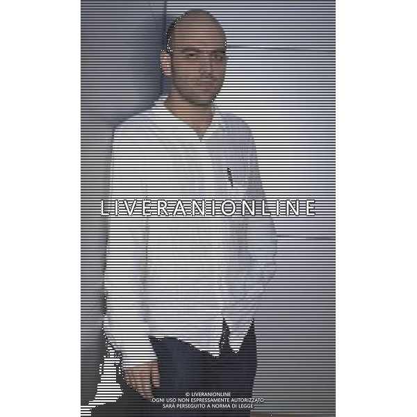 MILANO 19-046-2007 TRIENNALE DELLA BOVISA DI MILANO ANTONIO ALBANESE LEGGE ROBERTO SAVIANO NELLA FOTO ROBERTO SAVIANO FOTO PIER MARCO TACCA/ALDO LIVERANI 