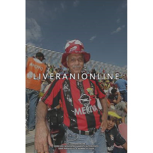 COLORE FOLKLORE AMBIENTE FUORI DAGLI STADI DELLA COPPA AMERICA VENEZUELA 2007 INTERNATIONAL FOOTBALL STADIO PUERTO LA CRUZ 04/07/2007 TIFOSO MILANISTA PH GPG/AG. ALDO LIVERANI 