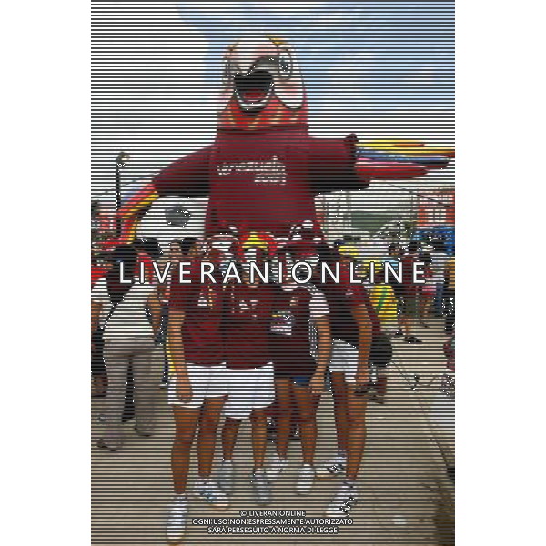 COLORE FOLKLORE AMBIENTE FUORI DAGLI STADI DELLA COPPA AMERICA VENEZUELA 2007 INTERNATIONAL FOOTBALL STADIO PUERTO LA CRUZ 04/07/2007 TIFOSE VENEZUELANE CON LA MOSCOTTE PH GPG/AG. ALDO LIVERANI 