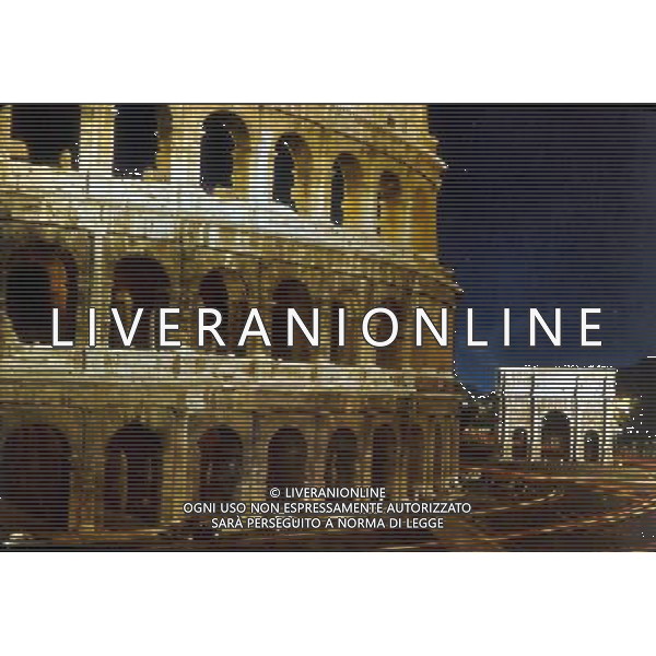 VEDUTA NOTTURNA DELL\'ARCO DI COSTANTINO E IL COLOSSEO MONUMENTO DI ROMA ANTICA PH ARCHIVIO AGENZIA ALDO LIVERANI