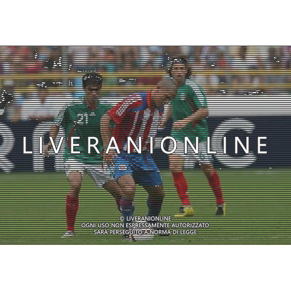 INTERNATIONAL FOOTBALL COPA AMERICA VENEZUELA 2007 MEXICO-PARAGUAY 6-1 ( Stadium Maturin ) NERY CASTILLO (Mex) _ DARIO VERON (Par) 