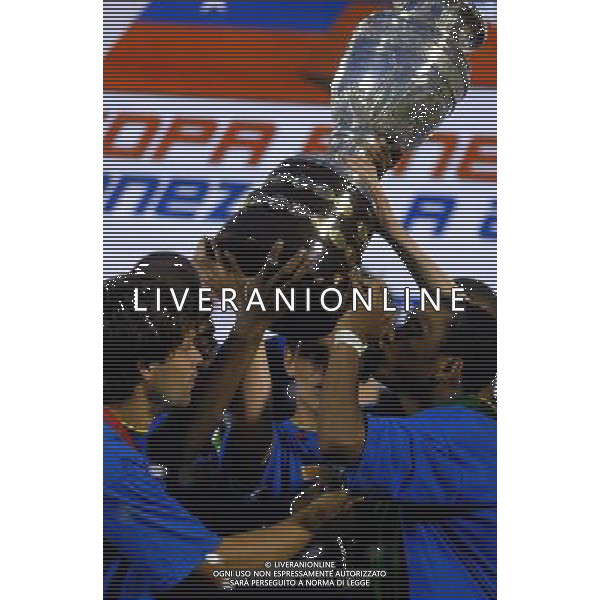 BRASILE-ARGENTINA 3-0 (Stadium Pachencho Romero Maracaibo ) FINALE COPPA AMERICA VENEZUELA 2007 / FINAL MATCH 15/07/2007 NELLA FOTO ESULTANZA DEI GIOCATORI BRASILIANI CHE FESTAGGIANO LA VITTORIA DEL TROFEO CON LA COPPA (DIEGO-ELANO-ROBINHO) PH GPG/AG. ALDO LIVERANI ONLY ITALY 