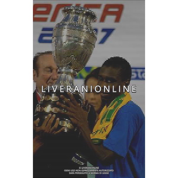 BRASILE-ARGENTINA 3-0 (Stadium Pachencho Romero Maracaibo ) FINALE COPPA AMERICA VENEZUELA 2007 / FINAL MATCH 15/07/2007 NELLA FOTO ESULTANZA DEI GIOCATORI BRASILIANI CHE FESTAGGIANO LA VITTORIA DEL TROFEO CON LA COPPA PH GPG/AG. ALDO LIVERANI ONLY ITALY 