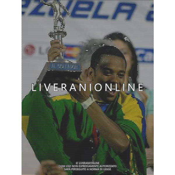 BRASILE-ARGENTINA 3-0 (Stadium Pachencho Romero Maracaibo ) FINALE COPPA AMERICA VENEZUELA 2007 / FINAL MATCH 15/07/2007 NELLA FOTO ESULTANZA DEI GIOCATORI BRASILIANI CHE FESTAGGIANO LA VITTORIA DEL TROFEO CON LA COPPA (ROBINHO) PH GPG/AG. ALDO LIVERANI ONLY ITALY 