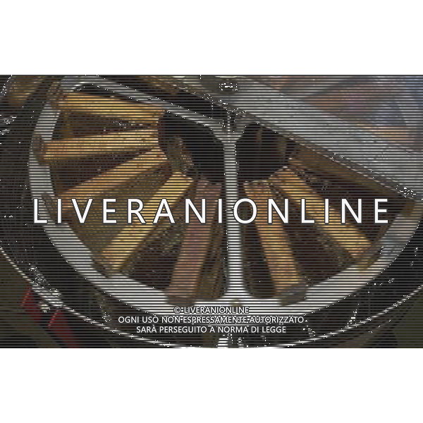 TORTONA - API NELLA FOTO: I FAVI DOPO LA DISOPERCOLATURA VENGONO INSERITI NELLO SMIELATORE (CENTRIFUGA) CHE RUOTANDO VELOCEMENTE ESPELLE IL MIELE PH. ANDREA BUSI -ag aldo liverani