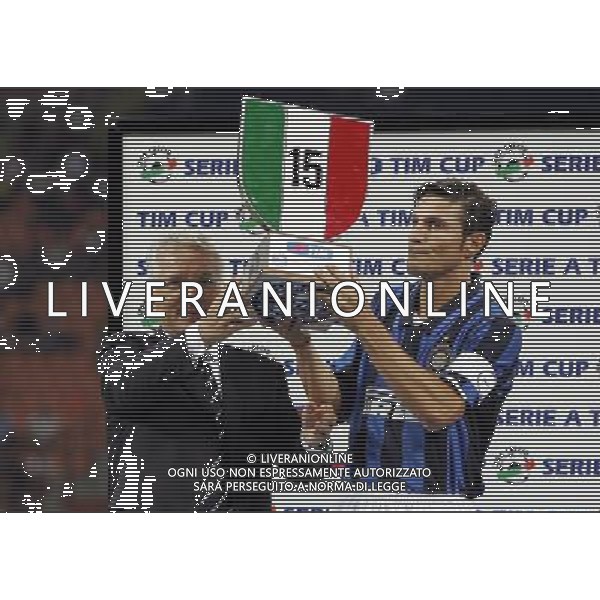 Inter - Roma SuperCoppa Italiana Milano 19/08/2007 nella foto premiazione prima della partita - il Presidente Antonio Matarrese consegna a Javier Zanetti il trofeo del 15¡ Scudetto Inter ph Luzzani/Ag. Aldo Liverani