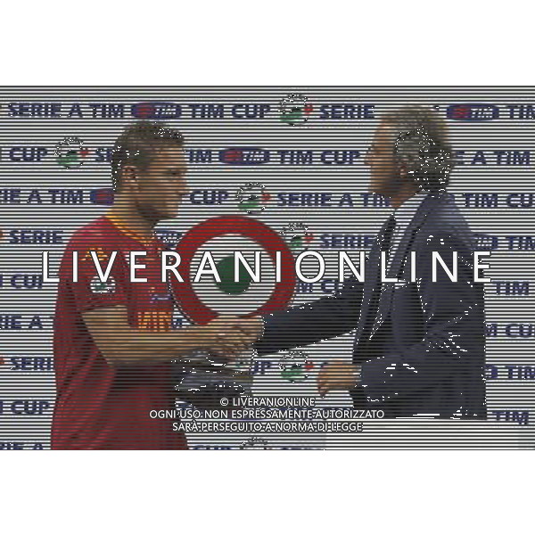 Inter - Roma SuperCoppa Italiana Milano 19/08/2007 nella foto premiazione prima della partita - Francesco Totti riceve il trofeo della Coppa Italia Tim Cup ph Luzzani/Ag. Aldo Liverani