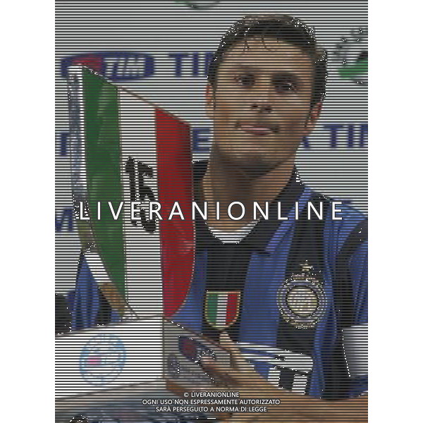 Inter - Roma SuperCoppa Italiana Milano 19/08/2007 nella foto premiazione prima della partita - Javier Zanetti con il trofeo del 15¡ Scudetto Inter ph Andry/Ag. Aldo Liverani