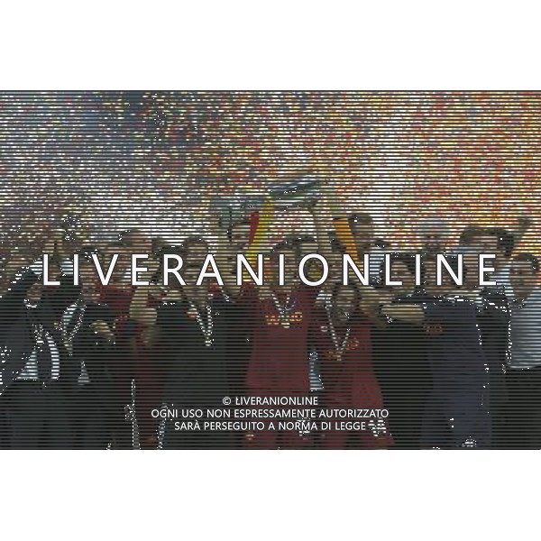 Inter - Roma SuperCoppa Italiana Milano 19/08/2007 Festeggiamenti dei giocatori della roma vincitori della Coppa nella foto Francesco Totti alza il trofeo ph Ag. Aldo Liverani