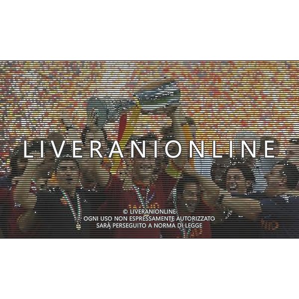 Inter - Roma SuperCoppa Italiana Milano 19/08/2007 Festeggiamenti dei giocatori della roma vincitori della Coppa nella foto francesco totti con il trofeo ph Ag. Aldo Liverani