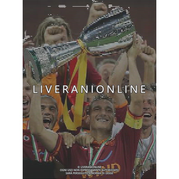 Inter - Roma SuperCoppa Italiana Milano 19/08/2007 Festeggiamenti dei giocatori della roma vincitori della Coppa nella foto francesco totti con il trofeo ph Ag. Aldo Liverani