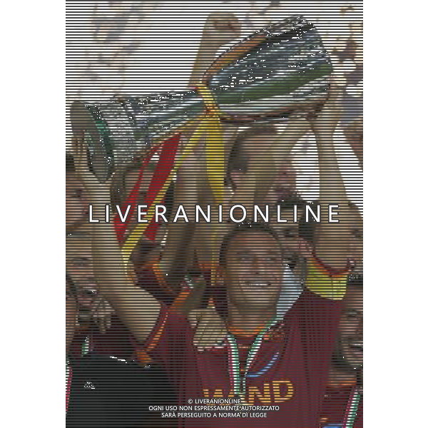 Inter - Roma SuperCoppa Italiana Milano 19/08/2007 Festeggiamenti dei giocatori della roma vincitori della Coppa nella foto francesco totti con il trofeo ph Ag. Aldo Liverani