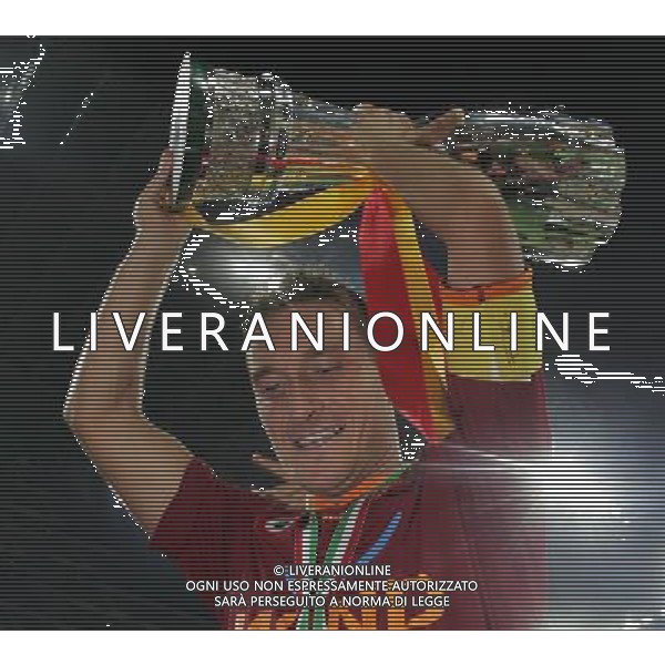 Inter - Roma SuperCoppa Italiana Milano 19/08/2007 Festeggiamenti dei giocatori della roma vincitori della Coppa nella foto francesco totti con il trofeo ph Ag. Aldo Liverani