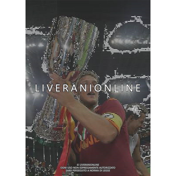 Inter - Roma SuperCoppa Italiana Milano 19/08/2007 Festeggiamenti dei giocatori della roma vincitori della Coppa nella foto francesco totti con il trofeo ph Ag. Aldo Liverani