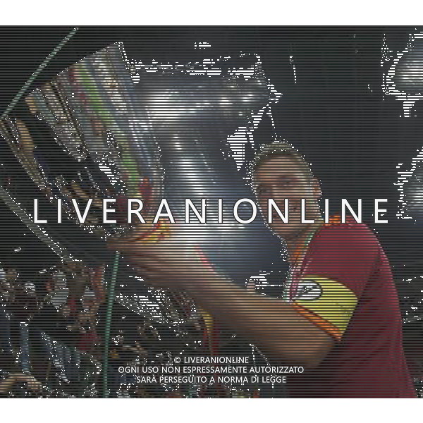 Inter - Roma SuperCoppa Italiana Milano 19/08/2007 Festeggiamenti dei giocatori della roma vincitori della Coppa nella foto francesco totti con il trofeo ph Ag. Aldo Liverani