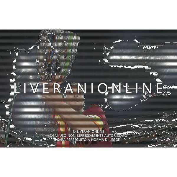 Inter - Roma SuperCoppa Italiana Milano 19/08/2007 Festeggiamenti dei giocatori della roma vincitori della Coppa nella foto francesco totti con il trofeo ph Ag. Aldo Liverani