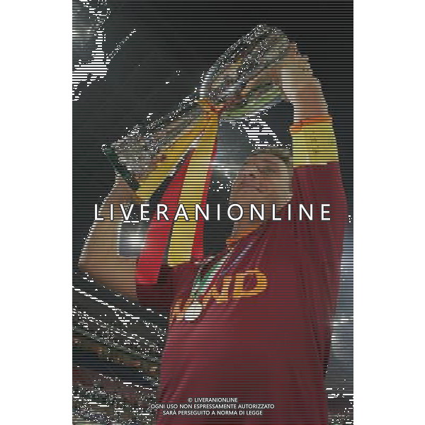 Inter - Roma SuperCoppa Italiana Milano 19/08/2007 Festeggiamenti dei giocatori della roma vincitori della Coppa nella foto francesco totti con il trofeo ph Ag. Aldo Liverani