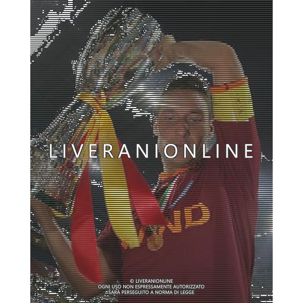 Inter - Roma SuperCoppa Italiana Milano 19/08/2007 Festeggiamenti dei giocatori della roma vincitori della Coppa nella foto francesco totti con il trofeo ph Ag. Aldo Liverani
