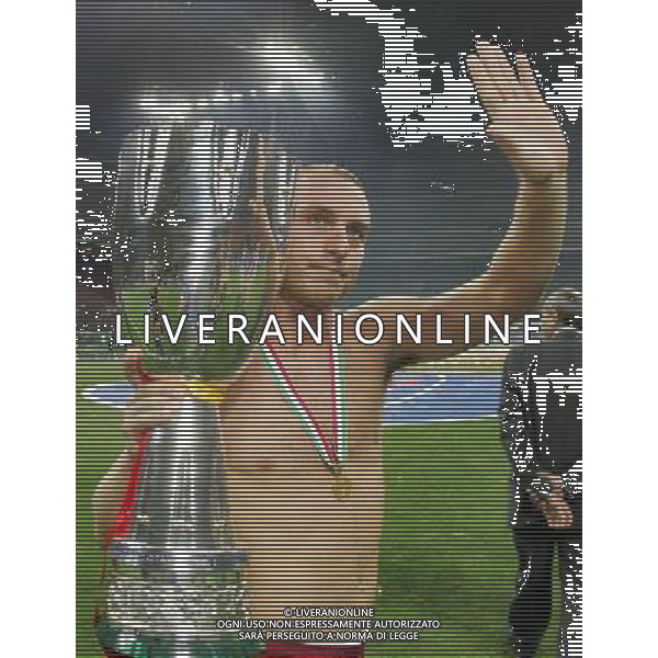 Inter - Roma SuperCoppa Italiana Milano 19/08/2007 Festeggiamenti dei giocatori della roma vincitori della Coppa nella foto daniele de rossi con il trofeo ph Ag. Aldo Liverani