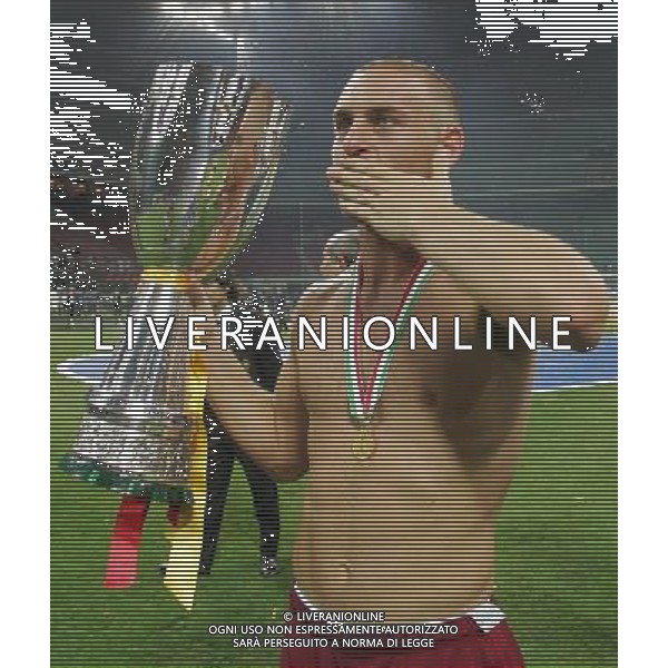 Inter - Roma SuperCoppa Italiana Milano 19/08/2007 Festeggiamenti dei giocatori della roma vincitori della Coppa nella foto daniele de rossi con il trofeo ph Ag. Aldo Liverani