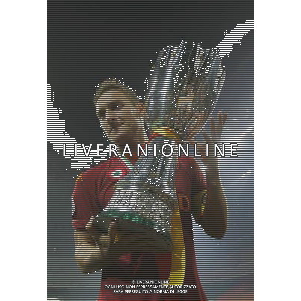 Inter - Roma SuperCoppa Italiana Milano 19/08/2007 Festeggiamenti dei giocatori della roma vincitori della Coppa nella foto francesco totti con il trofeo ph Ag. Aldo Liverani